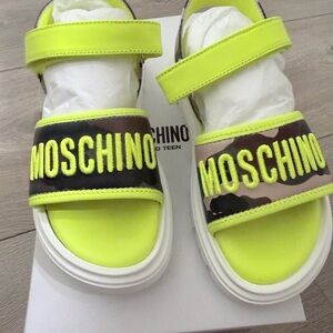 Moschino Kids brand new 
logo-embroidered camouflage sandals